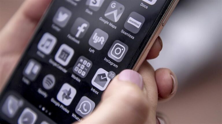 how to make your phone black and white android
