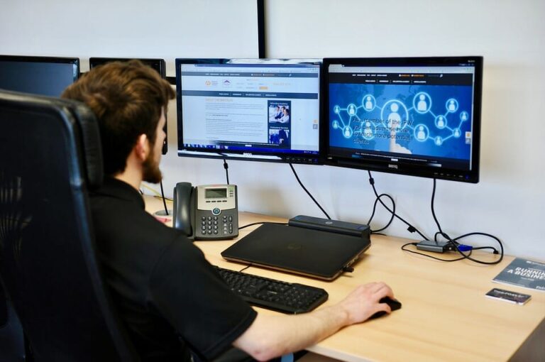 how to screenshot one monitor