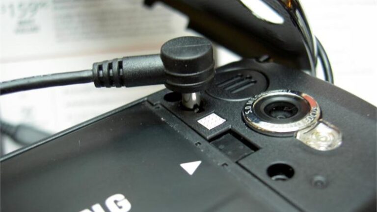 where is the antenna on my android phone